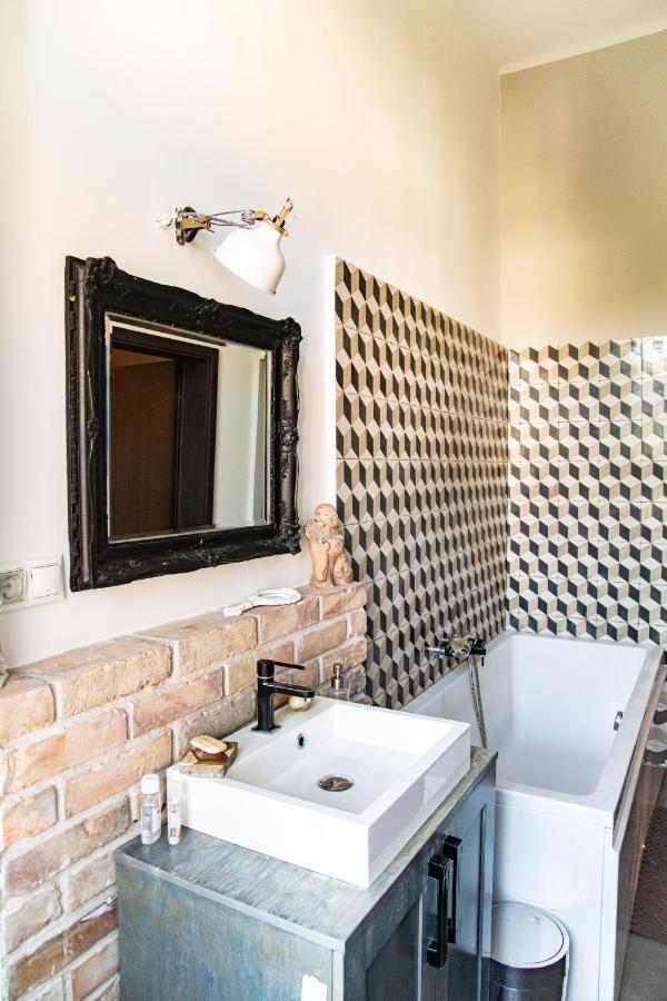 Stylishly Redecorated Apartment In Great Location Budapest Exterior photo